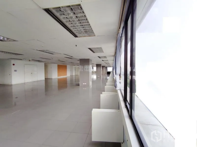 สำนักงาน ให้เช่าในRatchathewi, Bangkok - แนวหน้าต่างยาวรับแสงธรรมชาติทั่วทั้งพื้นที่สำนักงานแบบเปิด