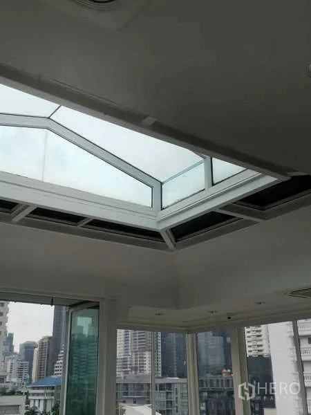 零售空间 出租 - 落地窗外的曼谷天际线景观