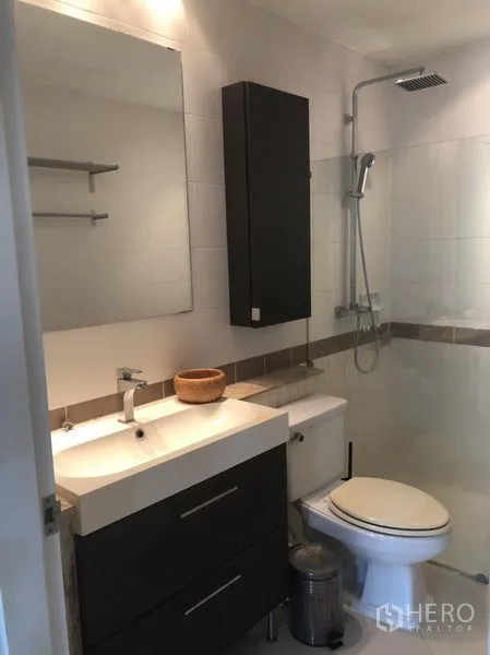 ทาวน์เฮาส์ ให้เช่าในBang Kapi, Bangkok - ห้องน้ำสมัยใหม่พร้อมเคาน์เตอร์อ่างล้างหน้า โถสุขภัณฑ์ และเรนชาวเวอร์