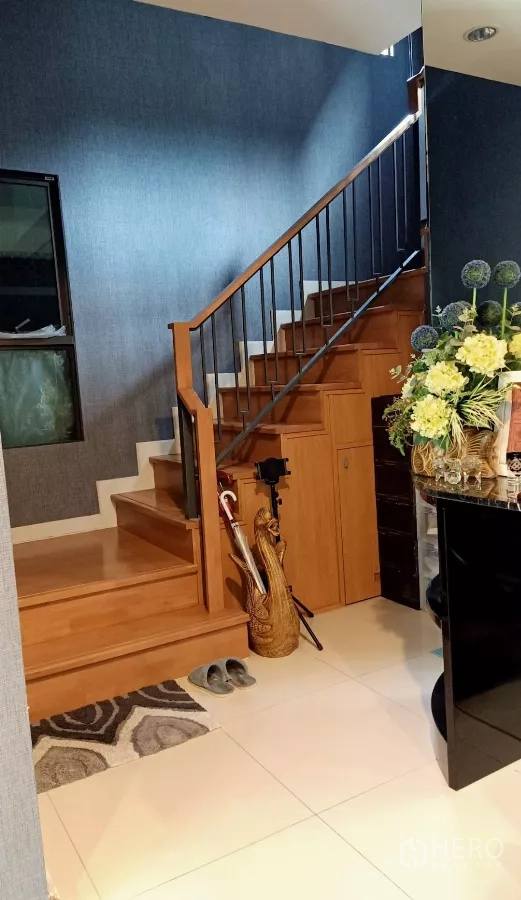 บ้าน ให้เช่าหรือขายในKhan Na Yao, Bangkok - โถงทางเข้า บันไดไม้ พื้นที่เก็บของใต้บันได และแจกันดอกไม้ตกแต่ง