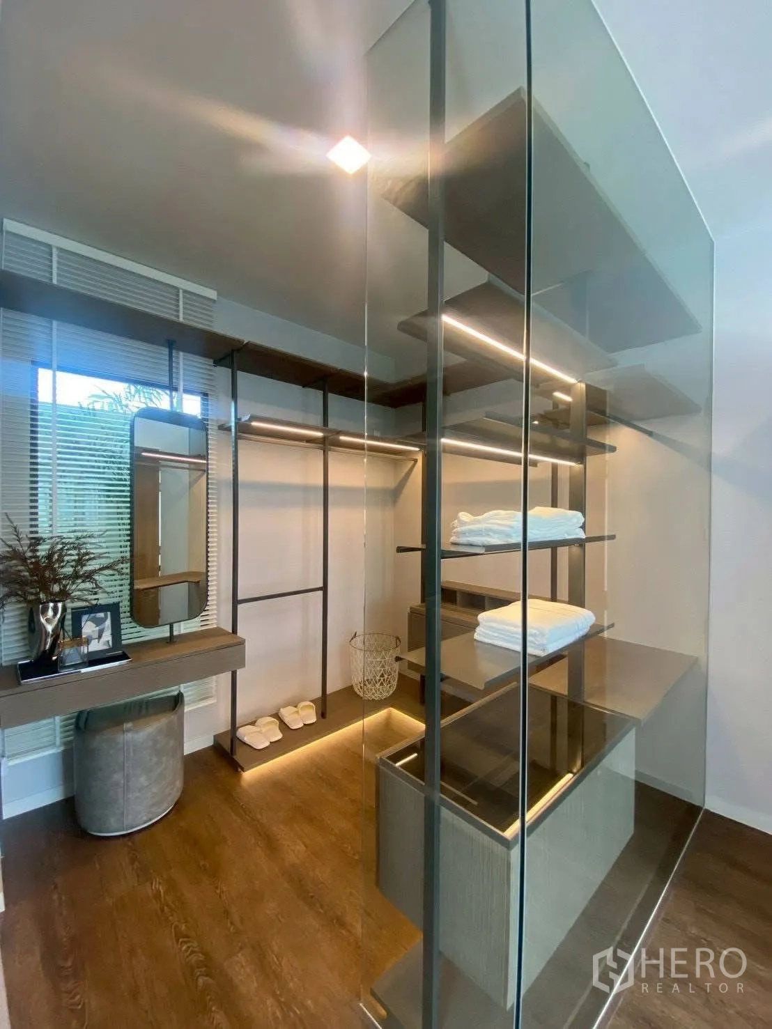 Detached House for rent in Bang Phli, Samut Prakan - Spacious walk-in closet with glass partitions and dressing table.