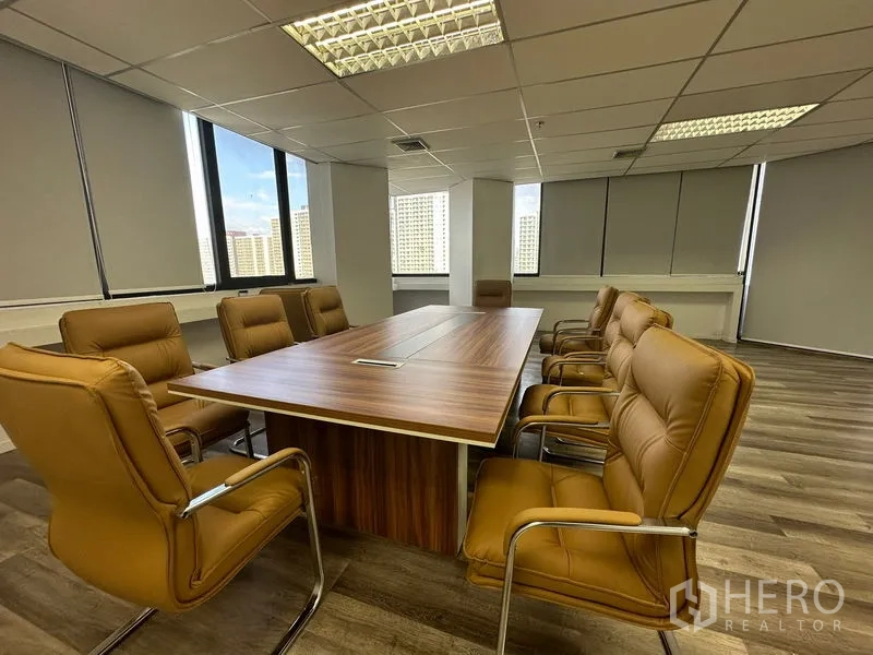 办公空间 出租或出售在Din Daeng, Bangkok - 会议室配木质会议桌、棕色皮椅，可见城市景观。