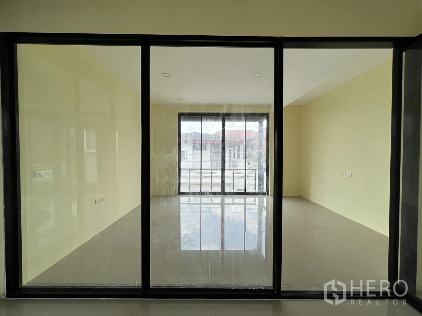 บ้าน ให้เช่าหรือขายในPhra Khanong, Bangkok - ห้องนอน/ออฟฟิศกั้นกระจก พร้อมหน้าต่างบานใหญ่