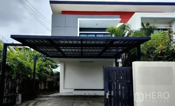 独立式住宅 出租在Chok Chai, Nakhon Ratchasima - 当代风住宅前的带顶车棚与入户大门。