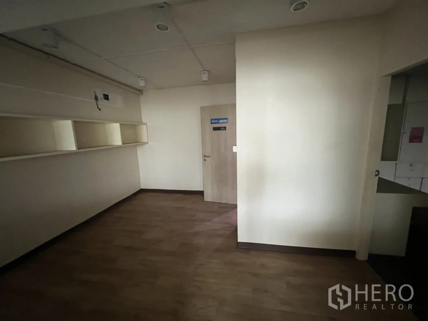 店屋 出租或出售在Watthana, Bangkok - 带墙上置物格与房门的房间，适合护理或储物