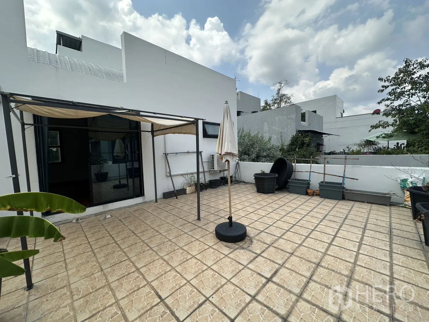 独栋房屋 for rent in Watthana, Bangkok - 铺砖屋顶大露台，带遮阳棚与园艺花槽