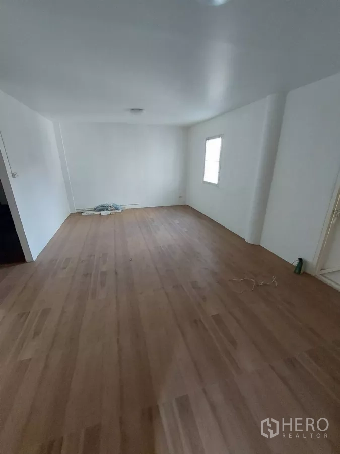 สำนักงานที่บ้าน ให้เช่าในYan Nawa, Bangkok - ห้องสว่าง พื้นลายไม้ เหมาะทำพื้นที่ทำงาน