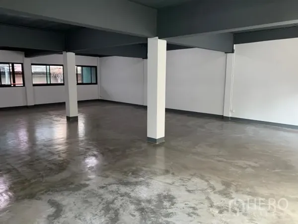 อาคารพาณิชย์ ให้เช่าในKhlong Toei, Bangkok - ภายในสะอาดรีโนเวทใหม่ โทนสีเรียบ พร้อมหน้าต่างด้านข้างเพื่อการระบายอากาศ