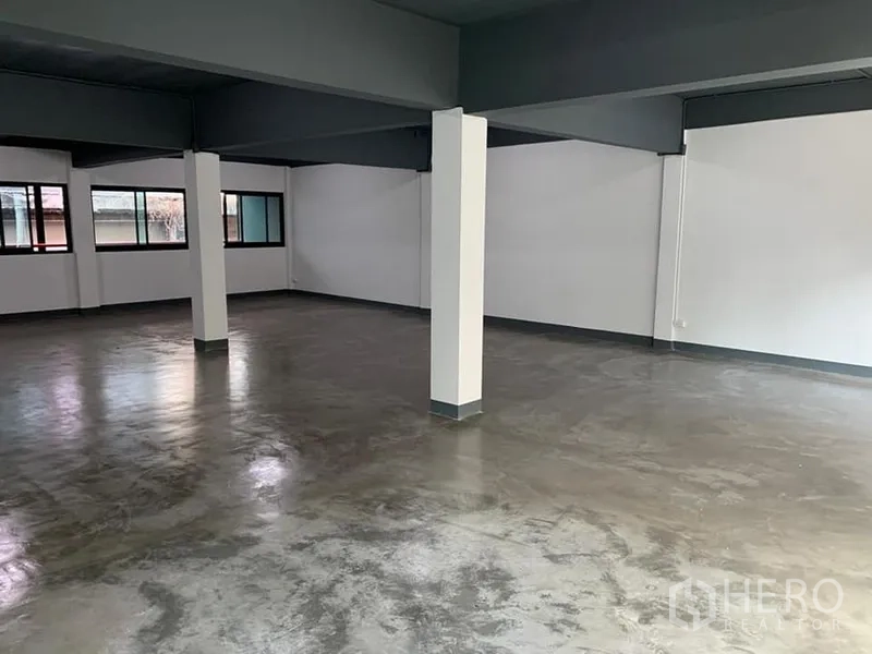 อาคารพาณิชย์ ให้เช่าในKhlong Toei, Bangkok - ภายในสะอาดรีโนเวทใหม่ โทนสีเรียบ พร้อมหน้าต่างด้านข้างเพื่อการระบายอากาศ