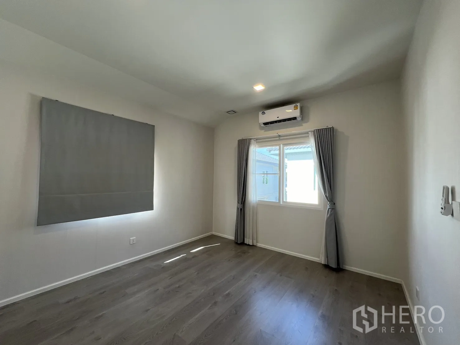 独立式住宅 出租在Prawet, Bangkok - 二层卧室，木地板、空调与采光窗。