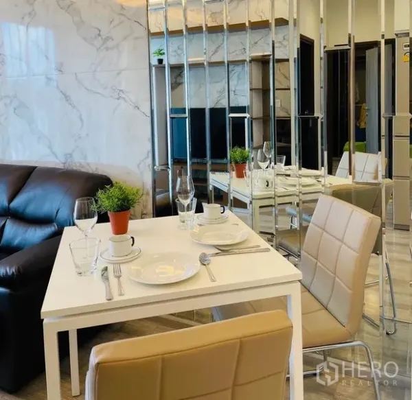 คอนโด ให้เช่าในBang Na, Bangkok - มุมทานข้าวข้างผนังกระจกเงาพร้อมผนังลายหินอ่อนในพื้นที่นั่งเล่น