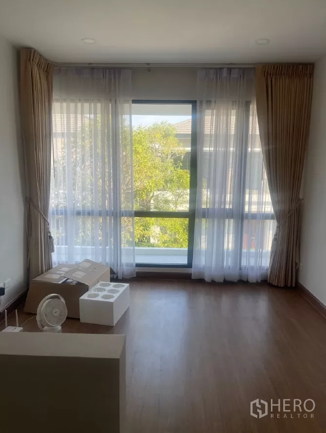 บ้าน ให้เช่าหรือขายในSaphan Sung, Bangkok - ห้องอเนกประสงค์ชั้นบน หน้าต่างเต็มบานกับม่านโปร่ง