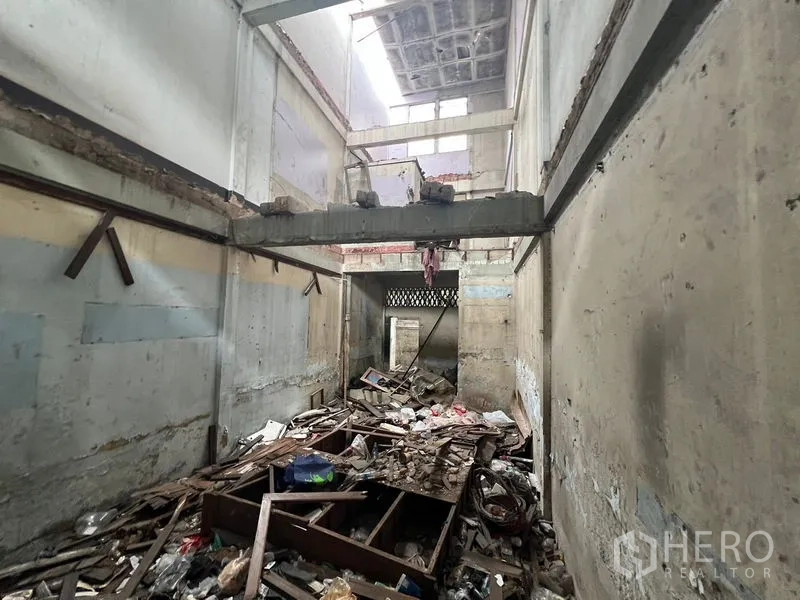 ที่ดิน ให้เช่าในWatthana, Bangkok - ภายในอาคารเก่า เห็นเศษซากวัสดุ คานเปลือย และเพดานสูง