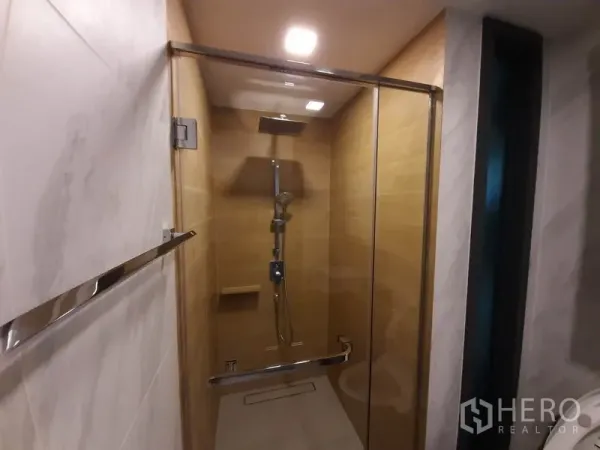 คอนโด ให้เช่าหรือขายในWatthana, Bangkok - ภาพใกล้ฝักบัวเรนชาวเวอร์ในตู้กระจก ผนังโทนไม้