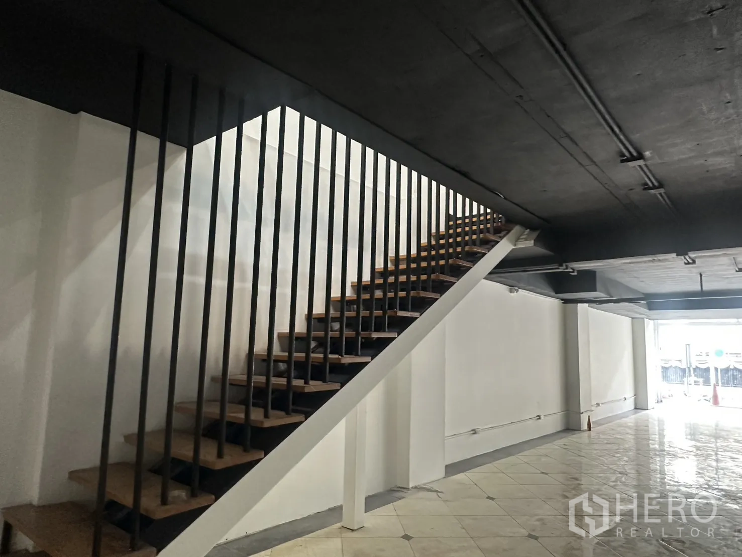 零售空间 for rent in Pathum Wan, Bangkok - 室内楼梯，木踏步与黑色金属栏杆