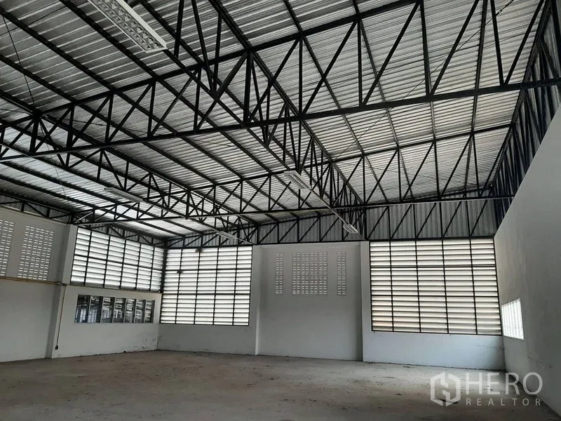 คลังสินค้า ให้เช่าในLam Luk Ka, Pathum Thani - พื้นที่ภายในโกดัง โครงหลังคาเหล็กสูง และช่องลมระบายอากาศรอบด้าน