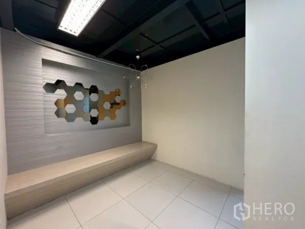 สำนักงาน ให้เช่าในKhlong Toei, Bangkok - มุมนั่งรับรองพร้อมที่นั่งบิลท์อินและงานตกแต่งผนังลายหกเหลี่ยม