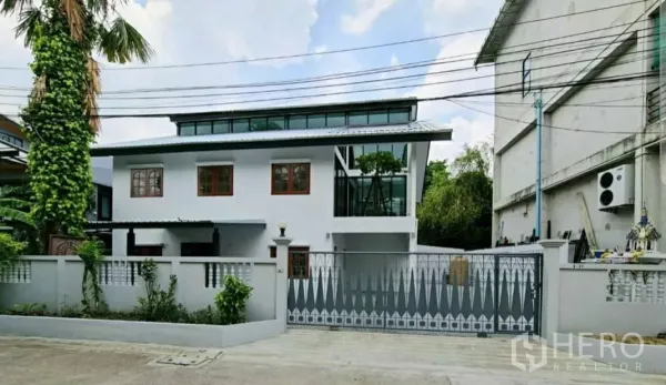 สำนักงานที่บ้าน ให้เช่าในLat Phrao, Bangkok - โฮมออฟฟิศรีโนเวทใหม่ 2 ชั้น สีขาว มีกระจกบานยาวและประตูรั้วเลื่อน ในซอยเงียบสงบ