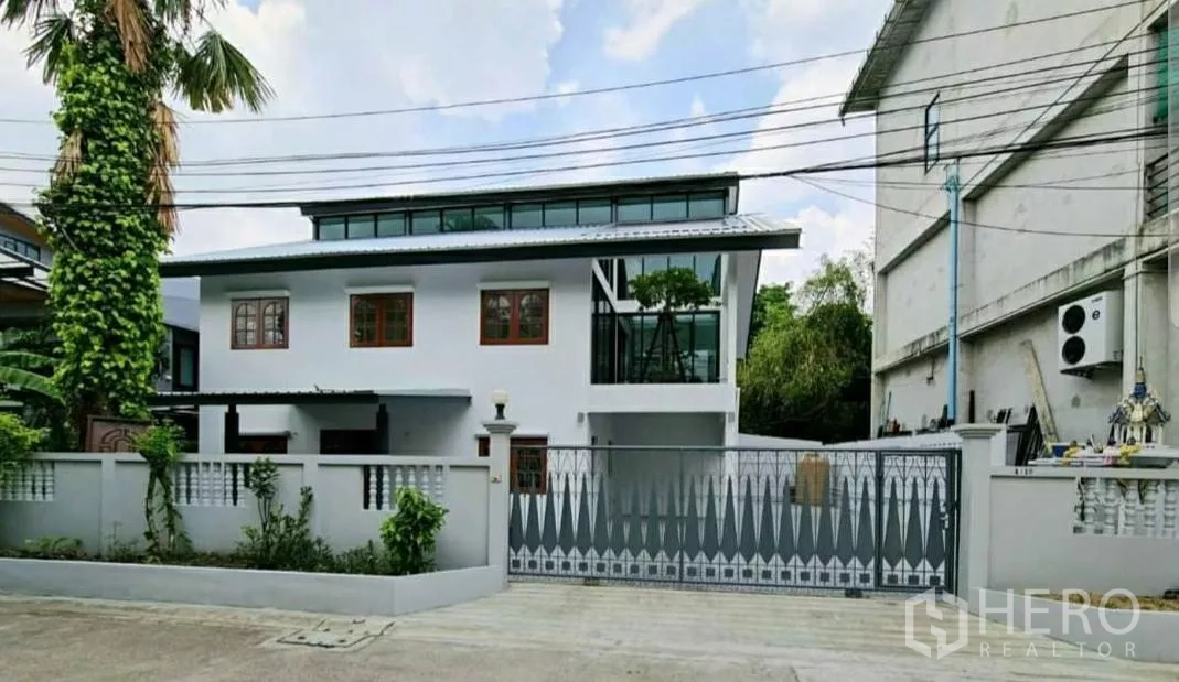 สำนักงานที่บ้าน ให้เช่าในLat Phrao, Bangkok - โฮมออฟฟิศรีโนเวทใหม่ 2 ชั้น สีขาว มีกระจกบานยาวและประตูรั้วเลื่อน ในซอยเงียบสงบ