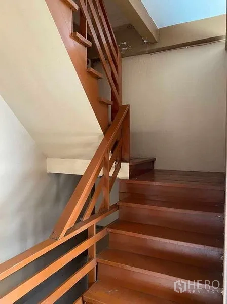 พื้นที่ขายปลีก ให้เช่าในSathon, Bangkok - บันไดไม้ภายในเชื่อมชั้นล่างขึ้นสู่ชั้นบน