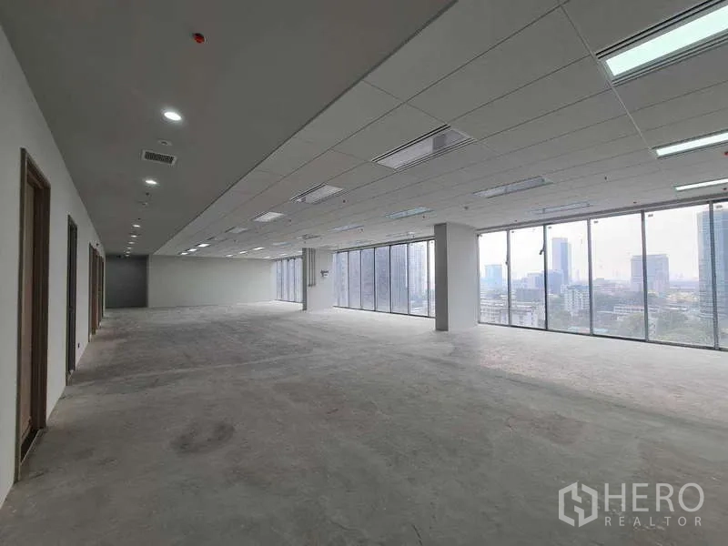 สำนักงาน ให้เช่าในChatuchak, Bangkok - โซนออฟฟิศกว้างขวาง กระจกล้อมรอบรับแสงธรรมชาติ
