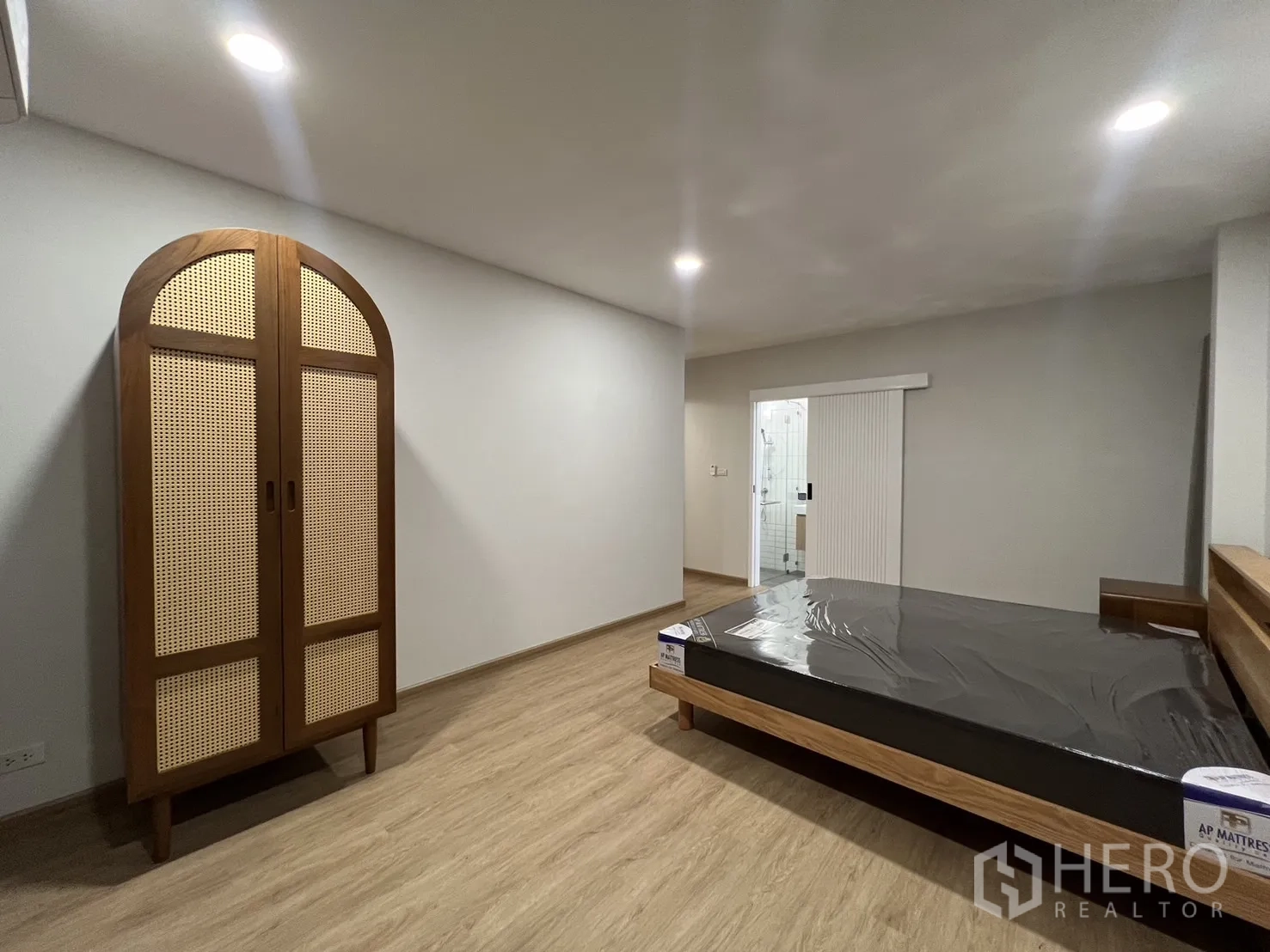 Detached House for rent in Saphan Sung, Bangkok - Master bedroom with arched rattan wardrobe and ensuite sliding door.