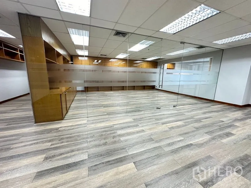 สำนักงาน ให้เช่าในWatthana, Bangkok - พื้นที่ทำงานเปิดโล่ง กั้นห้องด้วยกระจกเต็มบาน พร้อมชั้นไม้