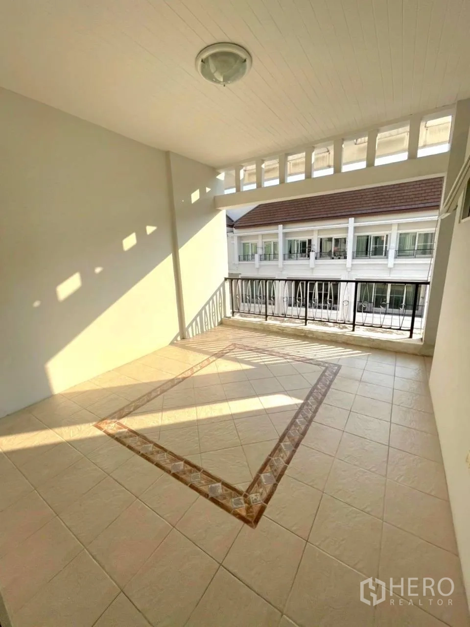 联排别墅 for rent in Bang Kho Laem, Bangkok - 有顶阳台/露台，地面铺砖并设栏杆，可眺望邻里建筑。