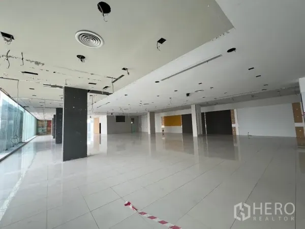 零售空间 出租在Din Daeng, Bangkok - 开放式零售空间，结构柱与吊顶送风口，超长玻璃立面。