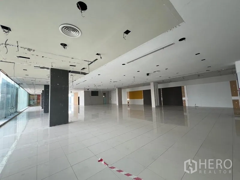 零售空间 出租在Din Daeng, Bangkok - 开放式零售空间，结构柱与吊顶送风口，超长玻璃立面。