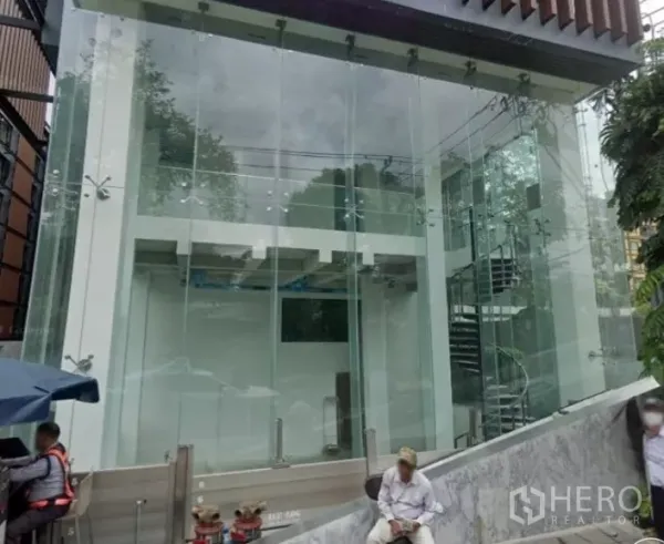 零售空间 出租 - Thonglor街边两层玻璃立面零售铺外观