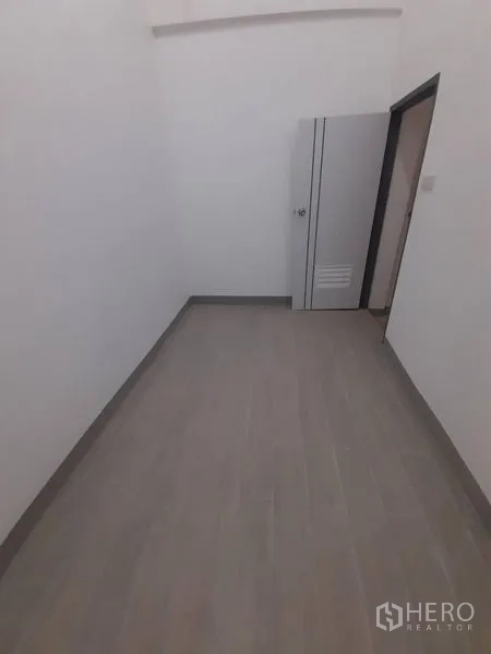 店屋 出租在Khlong Toei, Bangkok - 通往夹层的楼梯近景