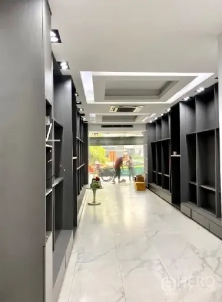 อาคารพาณิชย์ ให้เช่าในWatthana, Bangkok - โถงชั้นล่างพร้อมตู้แสดงสินค้าและประตูกระจก เปิดสู่ถนนย่านสุขุมวิทที่คึกคัก