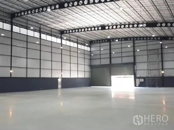 คลังสินค้า ให้เช่าในKhlong Sam Wa, Bangkok - โกดังโถงโล่ง โครงหลังคาเหล็กสแปนกว้าง มีประตูโหลดสินค้าและแสงธรรมชาติ