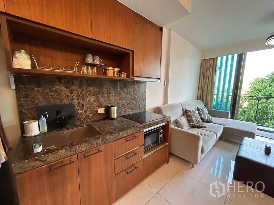 คอนโด ให้เช่าในWatthana, Bangkok - ครัวบิวท์อินท็อปหินอ่อน อ่างล้างจาน เตาและไมโครเวฟ ข้างโซฟา