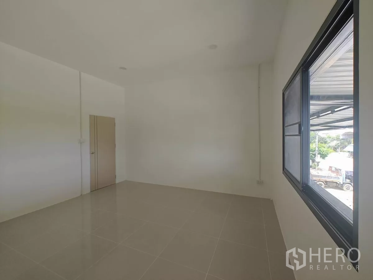 货栈 出租在Sam Phran, Nakhon Pathom - 楼上角落办公室，可眺望场地的窗户