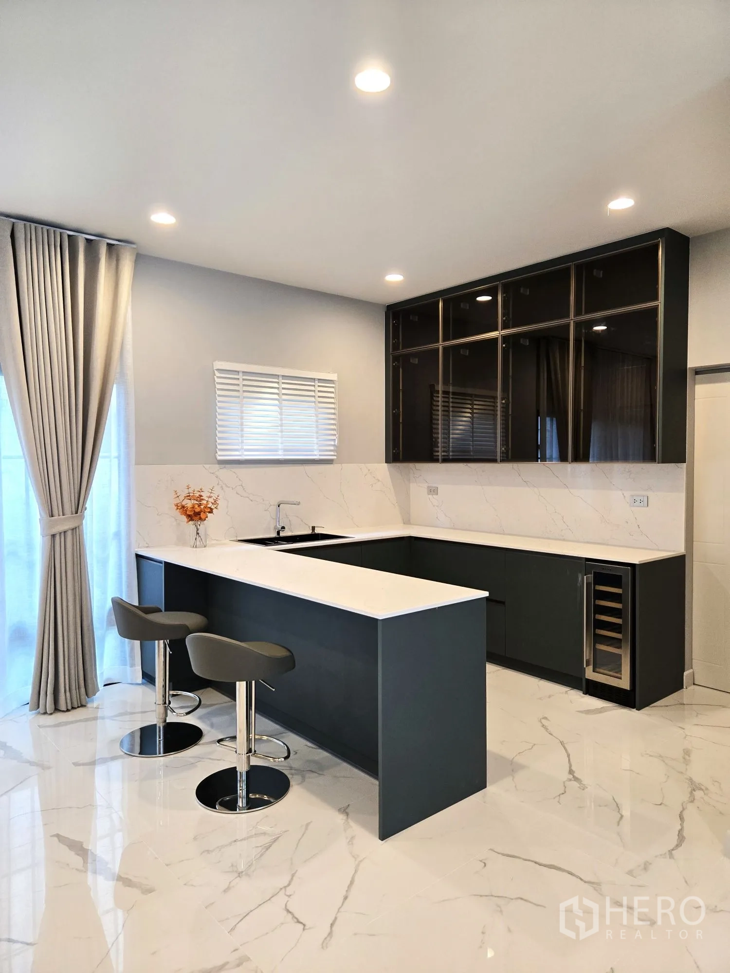 Detached House for rent in Bang Phli, Samut Prakan - Sleek pantry kitchen with island breakfast bar, barstools and wine fridge.
