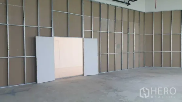 零售空间 出租 - 室内零售空间，双开门通向公共区域，配有石膏板隔墙。