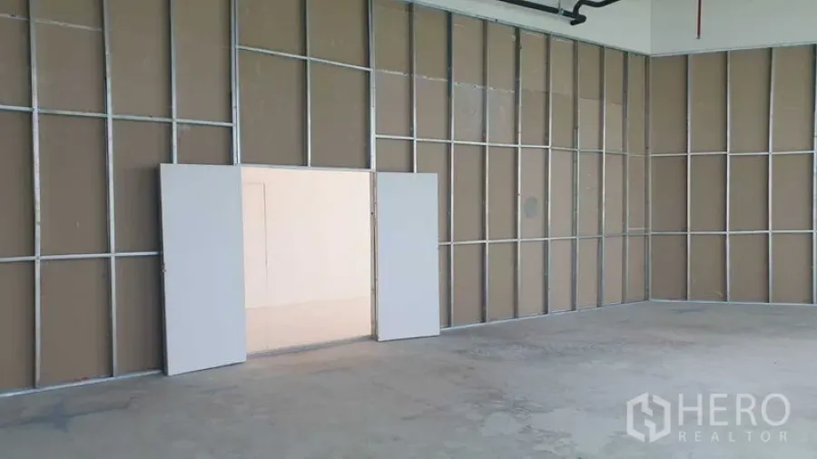 零售空间 出租 - 室内零售空间，双开门通向公共区域，配有石膏板隔墙。