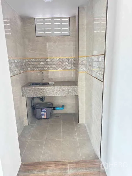 คลังสินค้า ให้เช่าในMueang Rayong, Rayong - มุมแพนทรีพร้อมอ่างล้างและเคาน์เตอร์ในห้องกระเบื้อง