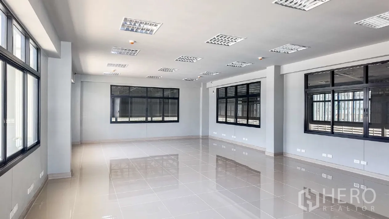 โกดัง for rent in Mueang Chon Buri, Chon Buri - พื้นที่สำนักงานแบบเปิด พื้นกระเบื้อง หน้าต่างบานใหญ่ และไฟเพดาน