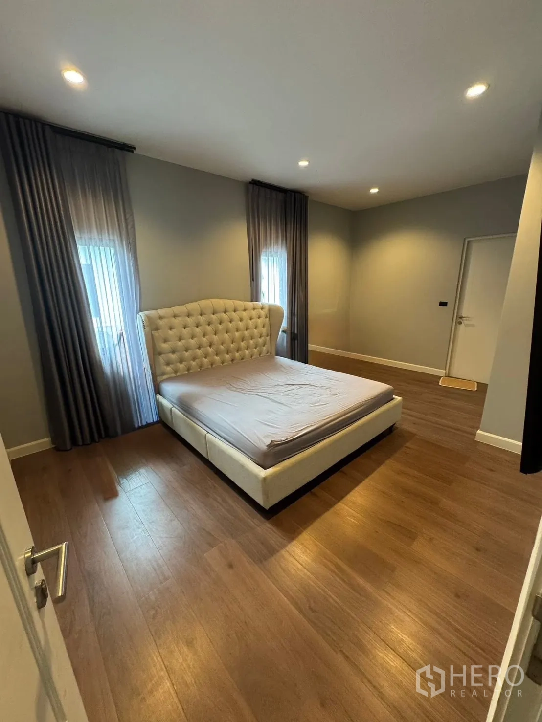 独立式住宅 出售在Mueang Pathum Thani, Pathum Thani - 卧室，软包床头、嵌灯与木地板。