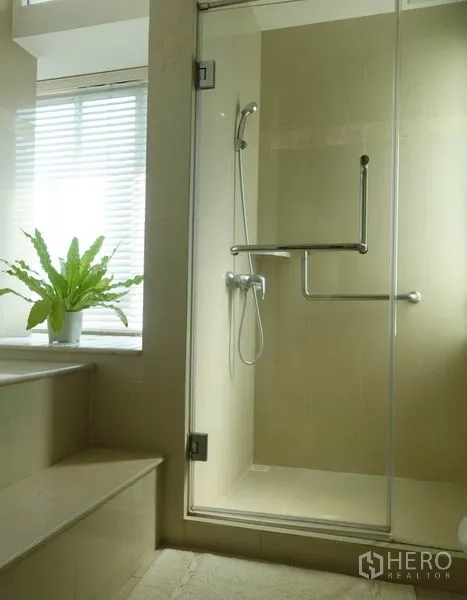 Condominium for rent in Khlong Toei, Bangkok - Glass-enclosed shower with handheld spray and safety rail.