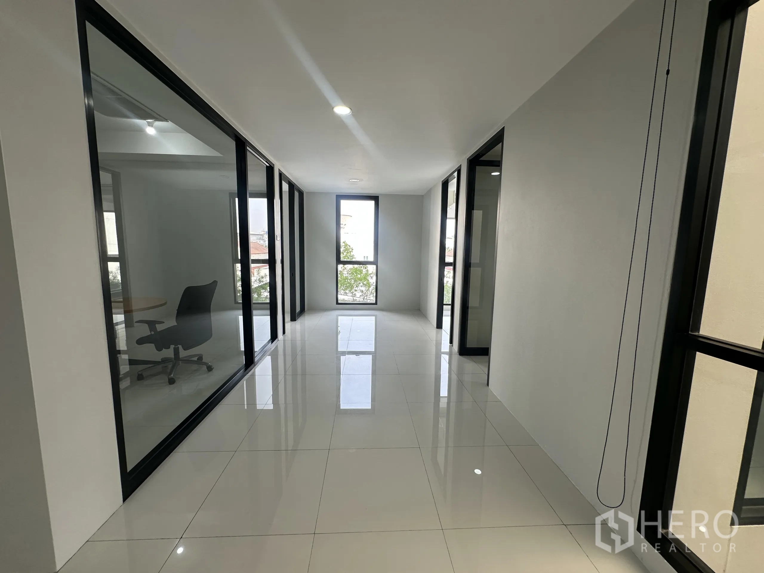 สำนักงาน ให้เช่าในPrawet, Bangkok - โถงทางเดิน ผนังกระจกและช่องแสง รับแสงธรรมชาติทั่วออฟฟิศ