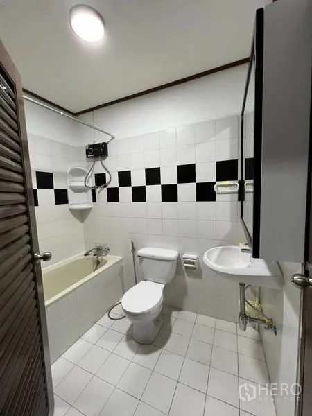 ทาวน์เฮาส์ ให้เช่าในDin Daeng, Bangkok - ห้องน้ำมีอ่างอาบน้ำ เครื่องทำน้ำอุ่น โถสุขภัณฑ์ และผนังลายขาวดำ