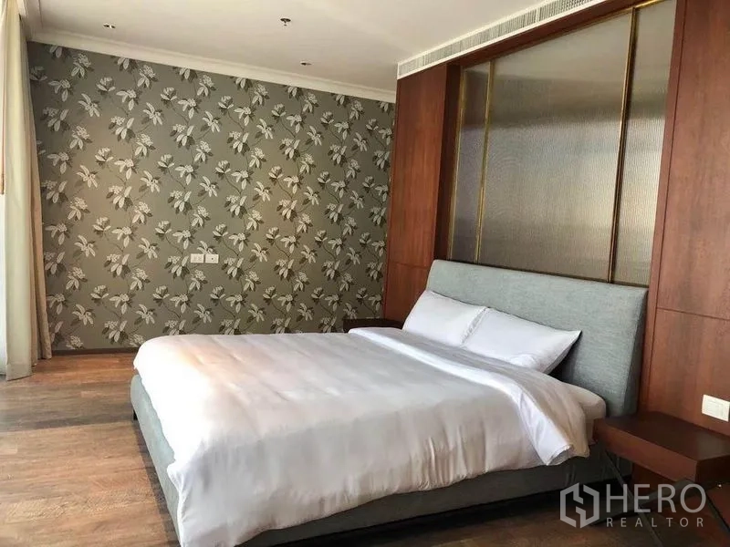 คอนโด ให้เช่าในPathum Wan, Bangkok - ห้องนอนมาสเตอร์กว้าง ผนังไม้ตกแต่งและผนังลายกราฟิก