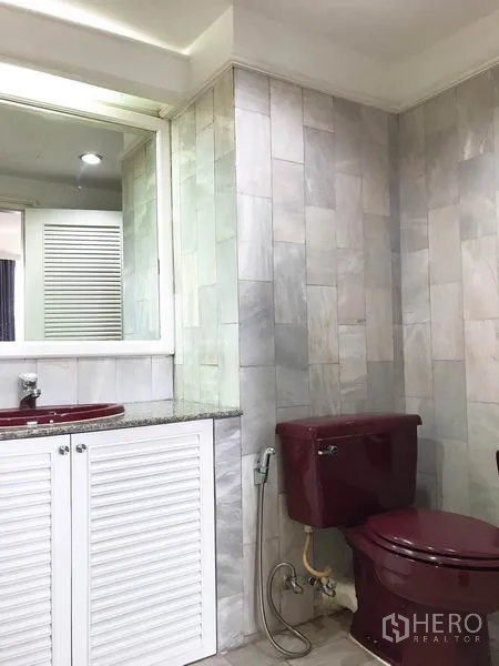 คอนโด ให้เช่าหรือขายในWatthana, Bangkok - ห้องน้ำผนังกระเบื้องสีเทา เคาน์เตอร์หินแกรนิต ตู้บานเกล็ดสีขาว และชักโครกสีแดงไวน์