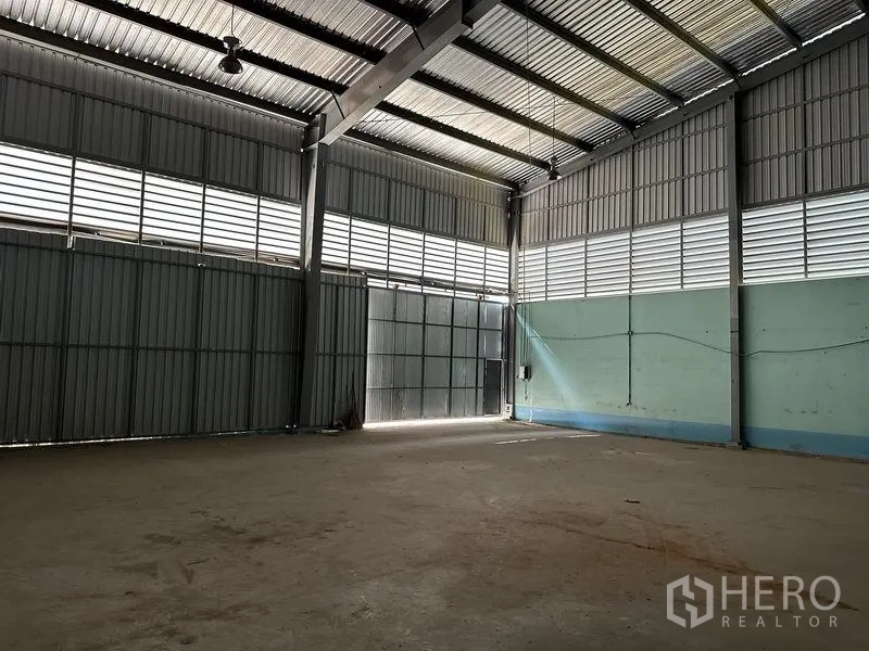 คลังสินค้า ให้เช่าในLam Luk Ka, Pathum Thani - มุมโกดังมีช่องลมยาว จุดจ่ายไฟ และประตูทางเข้าสูง