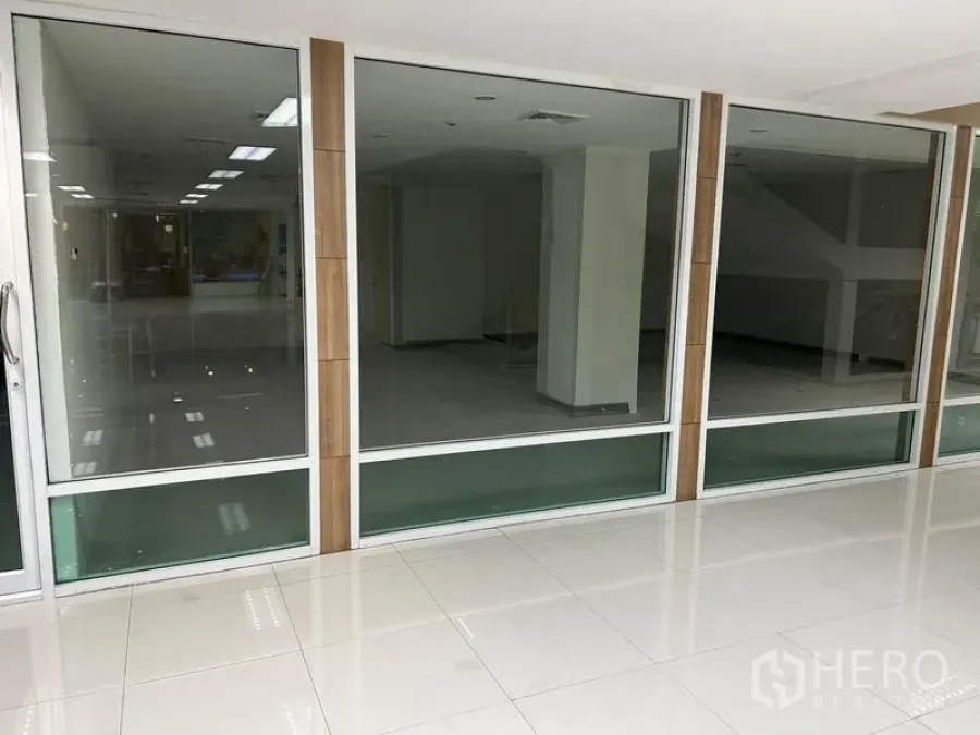 办公空间 出租在Bang Rak, Bangkok - 办公室整面玻璃门面与滑动门，临瓷砖走道。