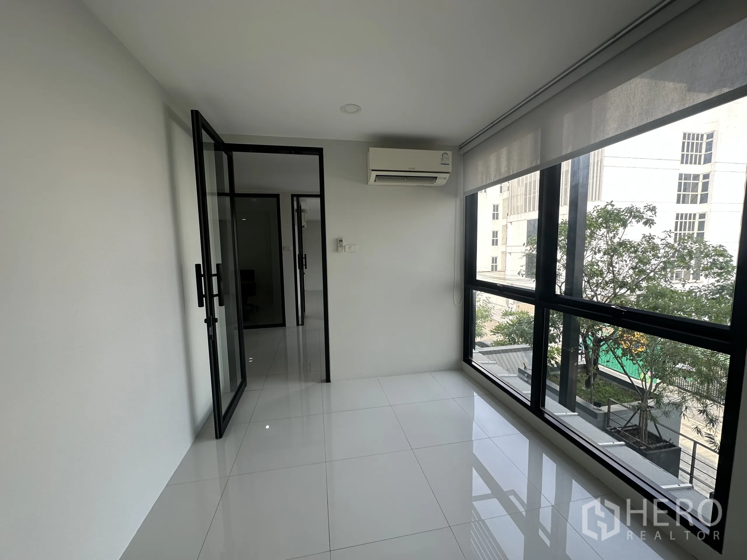 สำนักงาน ให้เช่าในPrawet, Bangkok - ห้องยาวริมหน้าต่าง มีแอร์ มู่ลี่ และประตูกระจกออกโถง